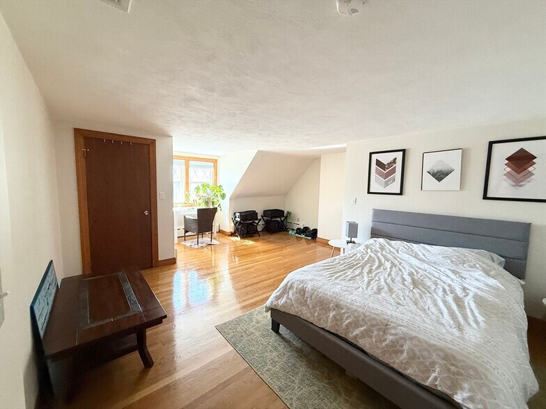 Building Photo - 920 E 4th St