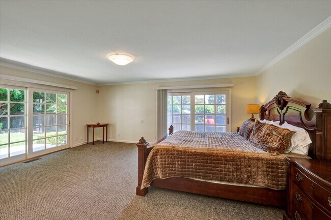 Building Photo - 5-Bedroom Home in Desirable Friendly Hills...