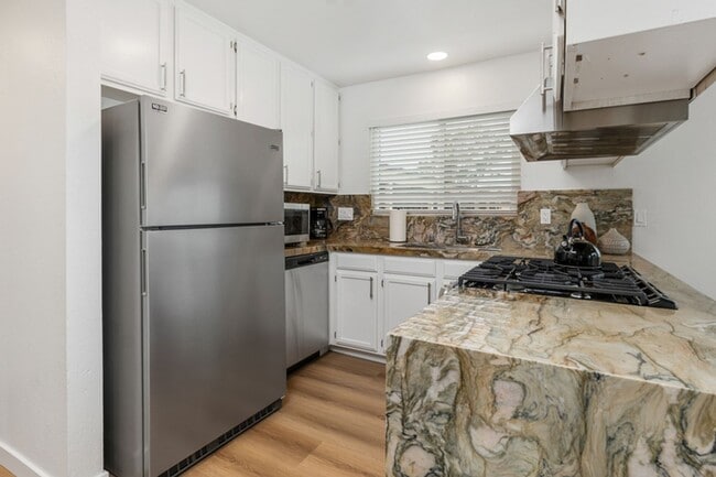 Building Photo - NEW Remodeled and furnished, 4 bed 3 bath available September 2026 to May 2027