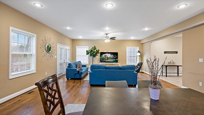 Building Photo - 800 S Washington St