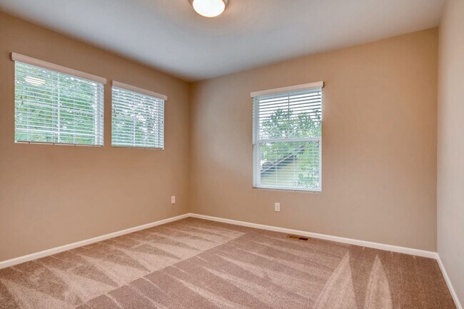 Building Photo - Spacious 5 BED Home for Lease