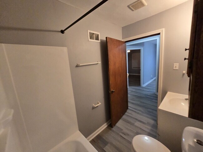 Building Photo - Spacious 3-Bedroom Rental in St. Louis! (Section 8 Welcome)