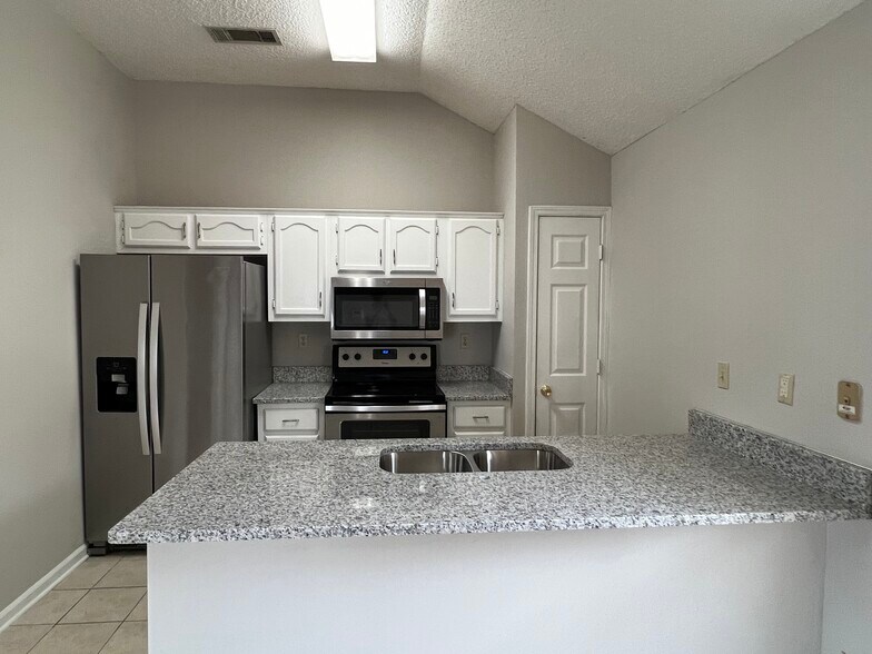 Building Photo - 7042 Brady Hill Dr