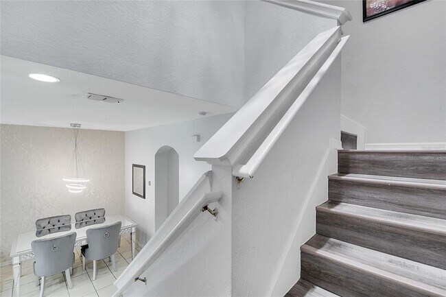 Building Photo - 2713 Bushman Dr