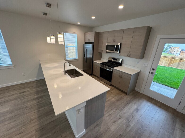 Building Photo - 611 Companion Wy