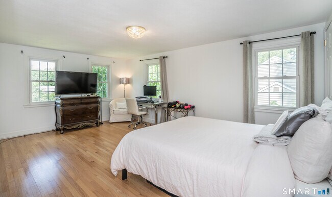 Building Photo - 25 Greensview Dr