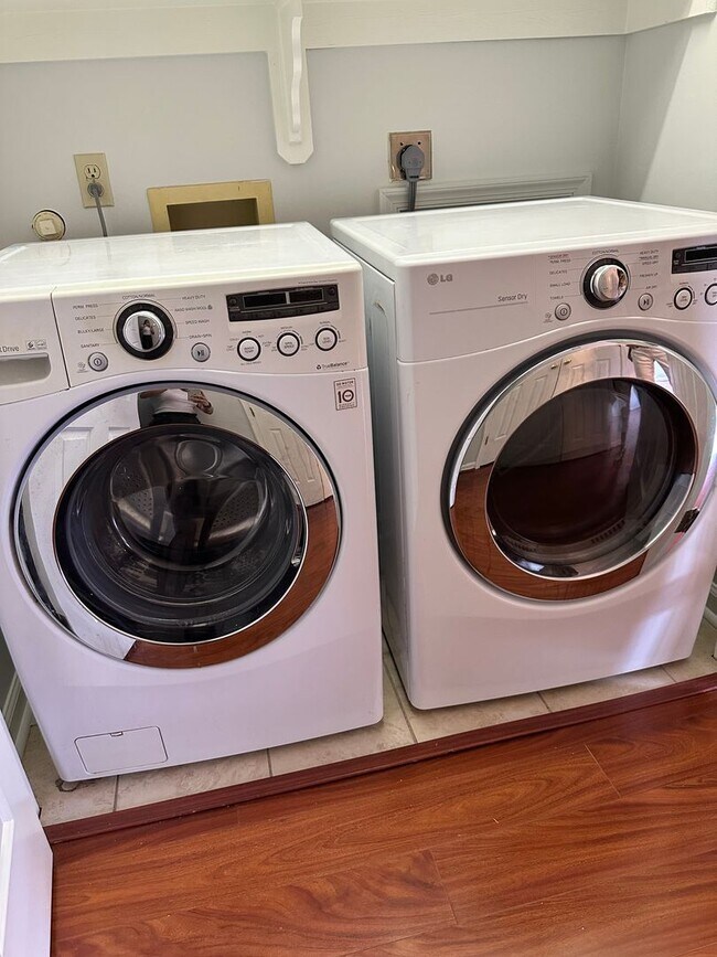 Building Photo - Condo available in the City of Williamsburg! Available July 2026!