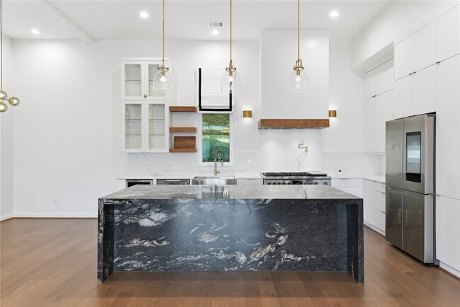 Building Photo - 529 Memorial Heights Dr