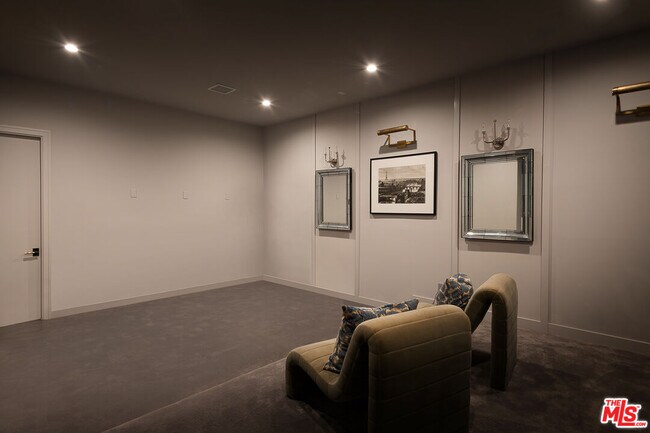 Building Photo - 5192 Parkway Calabasas