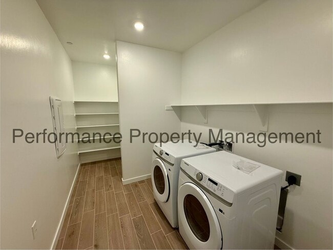 Building Photo - Gorgeous 5 Bed/3 Bath New Construction in Gossimer Grove w/ Solar