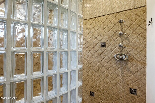 Building Photo - 9222 E Rimrock Dr