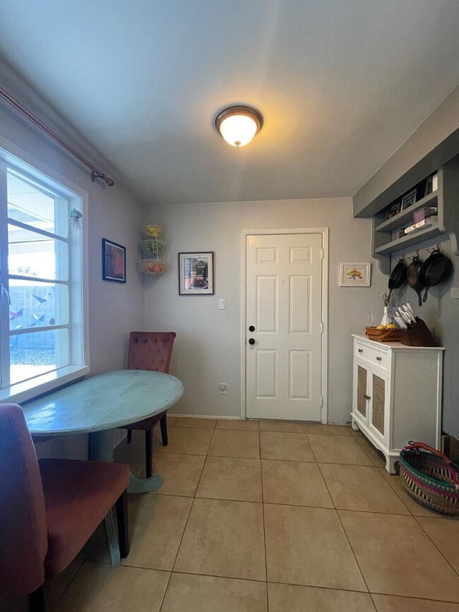 Building Photo - 843 E Butler Dr