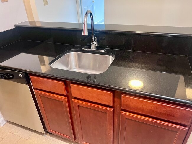 Building Photo - 120 Glengarry Dr