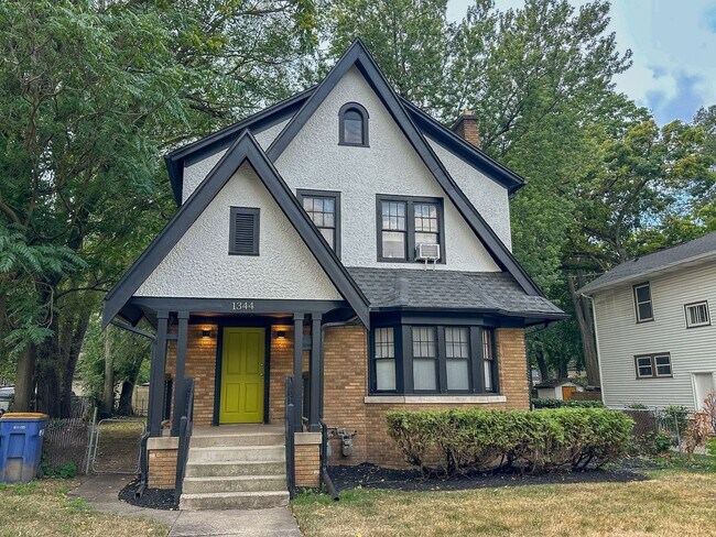 Primary Photo - 1344 Hall St SE