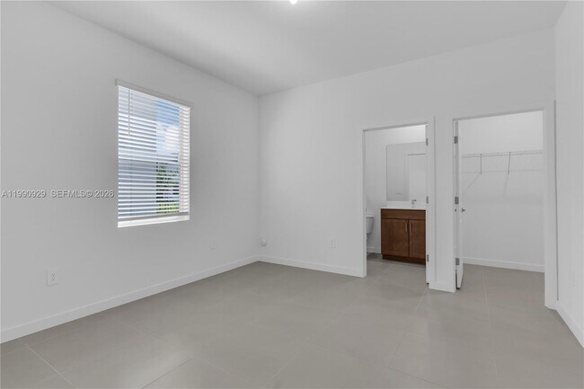 Building Photo - 615 NE 1st Ave