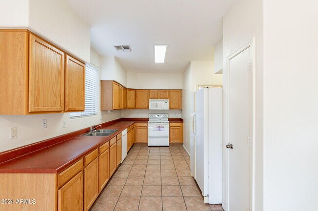 Building Photo - 1078 E Saragosa St