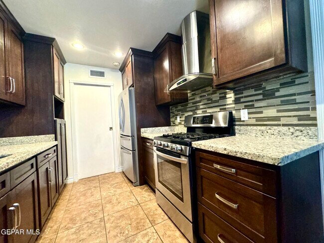 Building Photo - 10288 Lakeview Dr