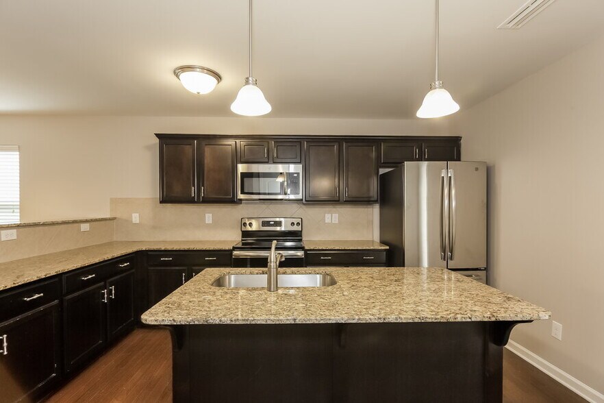 Building Photo - 4202 Broadstairs Dr SW