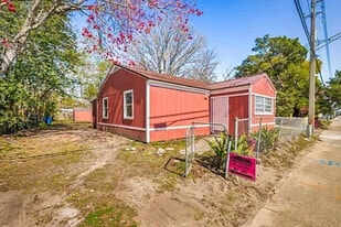 Building Photo - 525 New Berlin Rd
