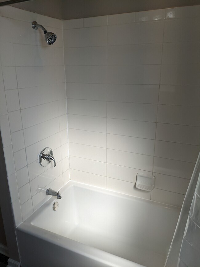 bathroom with deep tub - 432 E Reservoir Ave
