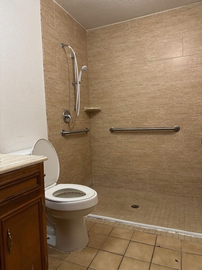 Building Photo - 2310 Hackberry Ave