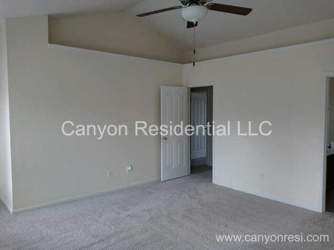 Building Photo - Beautiful, spacious 3-bedroom house with b...