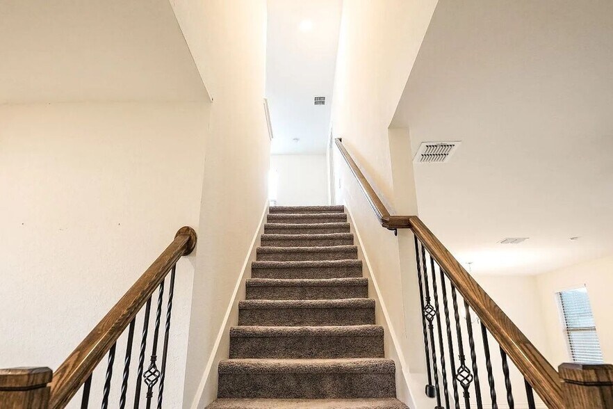 Building Photo - 5527 Castle Brook Dr