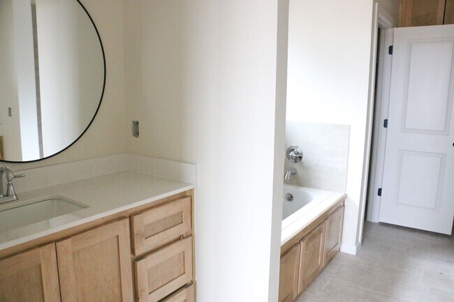 Building Photo - Brand New Home in Shawnee!