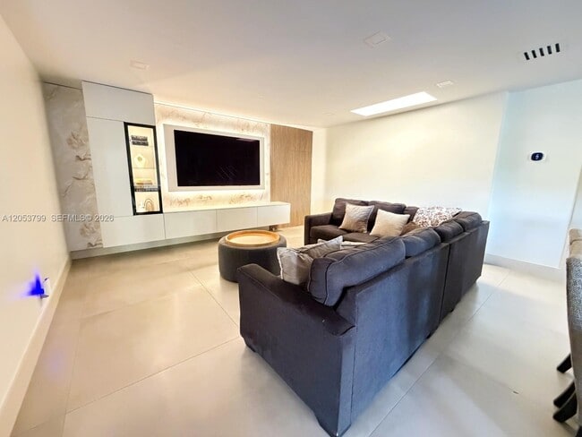 Building Photo - 10950 SW 40 Ct