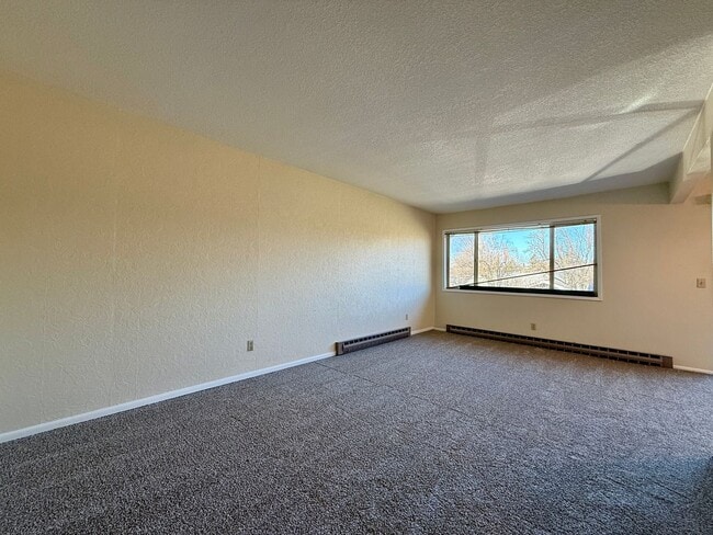 Building Photo - Vintage Upstairs 2 Bedroom With Patio In Hollywood District ~ Near It All! Off Street Parking~ Pe...