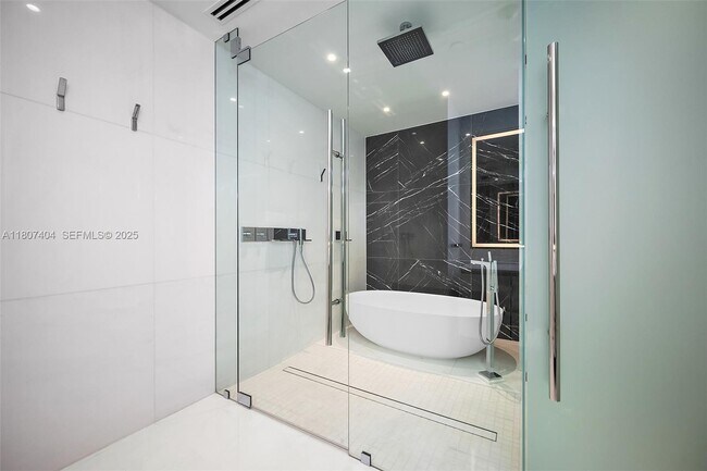 Building Photo - 300 Biscayne Blvd Way