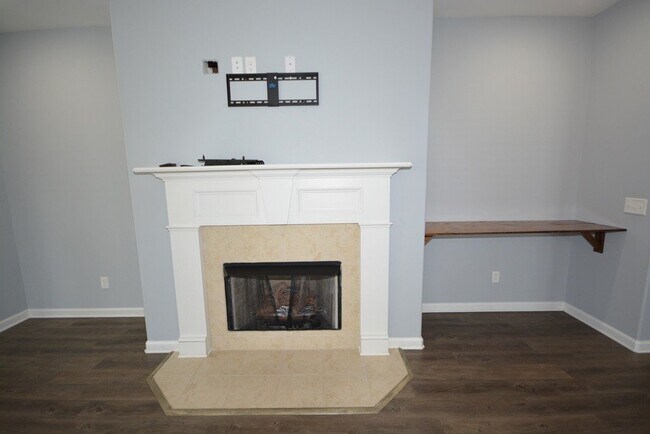 Building Photo - "Luxurious 5-Bed in, Pooler!"