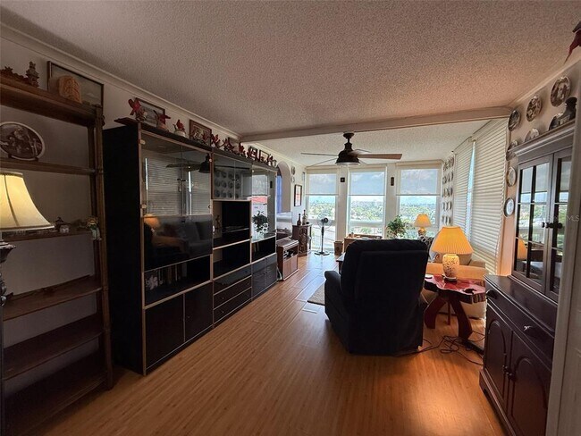 Building Photo - 7400 Sun Island Dr S