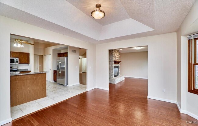 Building Photo - 157 S Kings Rd