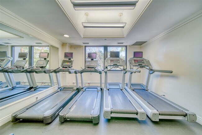 Building Photo - 1121 Crandon Blvd