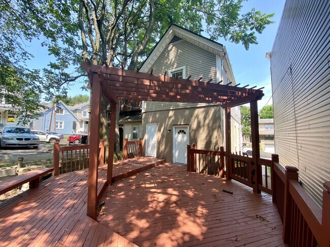 Building Photo - 5 bed/ 2 Bath Mins. from UC Only $750/pp (...