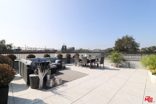 Building Photo - 1249 S Plymouth Blvd