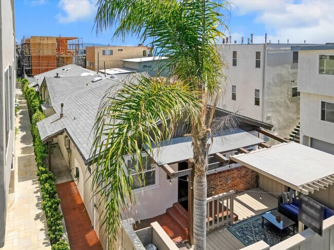 Building Photo - 218 25th Pl