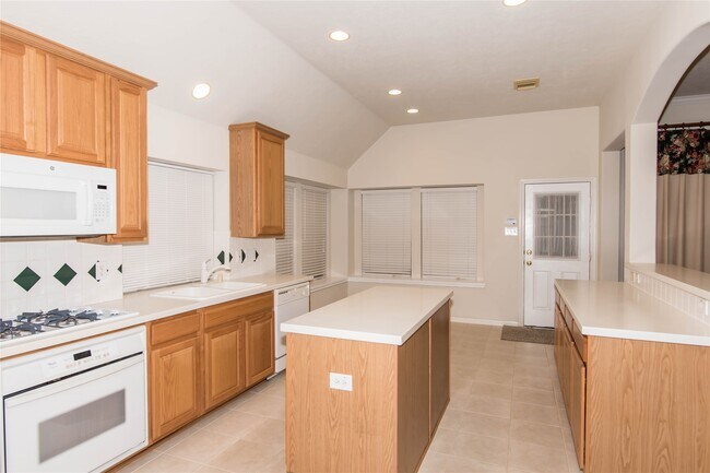 Building Photo - 9115 Sunny Ridge Dr