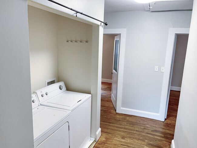Building Photo - 3 Bedrooms 2 Full Bathrooms with fenced in...