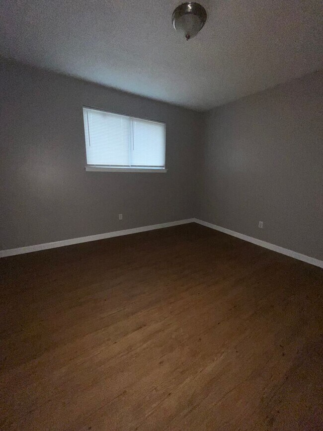 Building Photo - Renovated house in quite Neighborhood