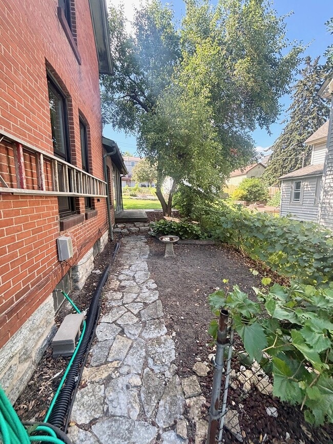Building Photo - 711 Butternut Ave
