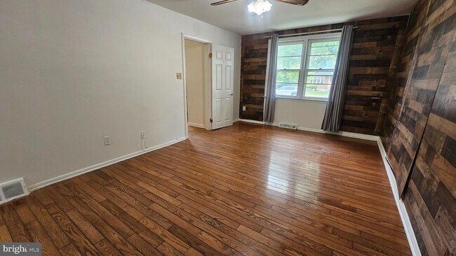 Building Photo - 328 Rees Dr