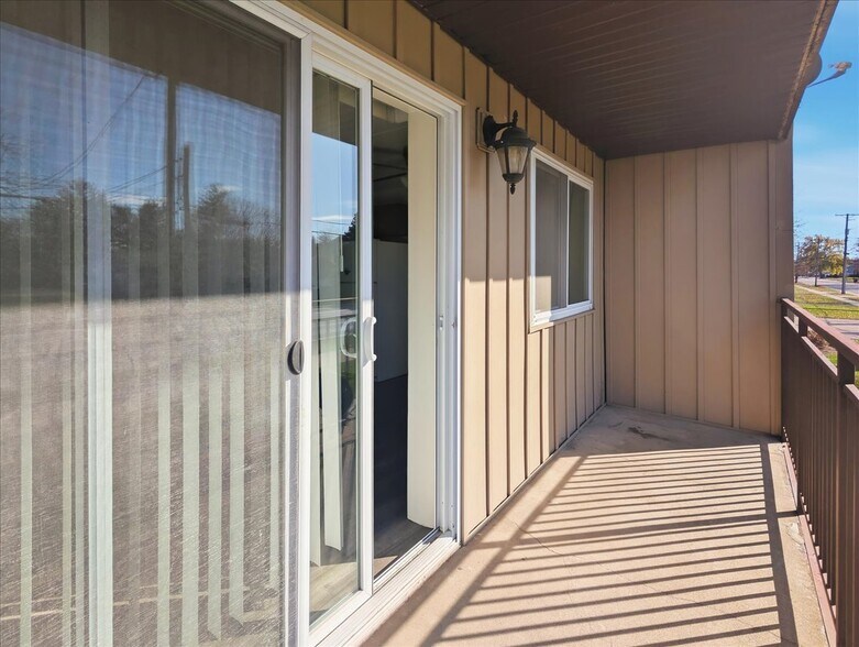 Building Photo - 350 S Main St