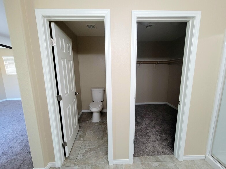 Master Toilet and Walk In Closet - 3940 Zodiacal Light St