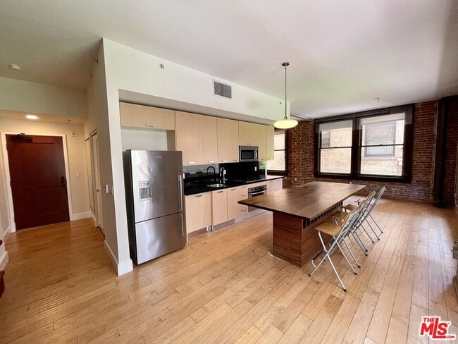 Building Photo - 460 S Spring St