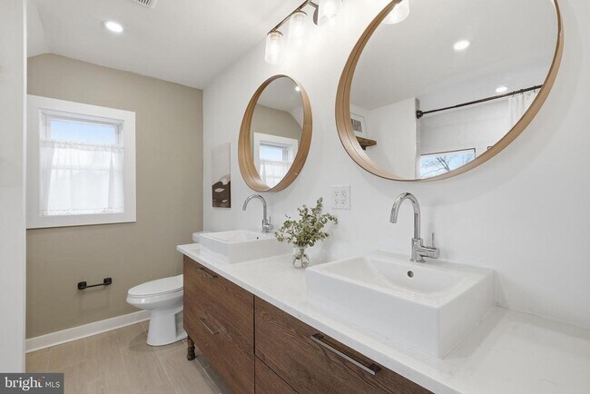 Building Photo - 2211 Franklin St NE