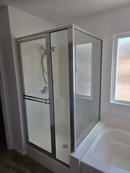 Master bathroom - 4747 Camberley Ct
