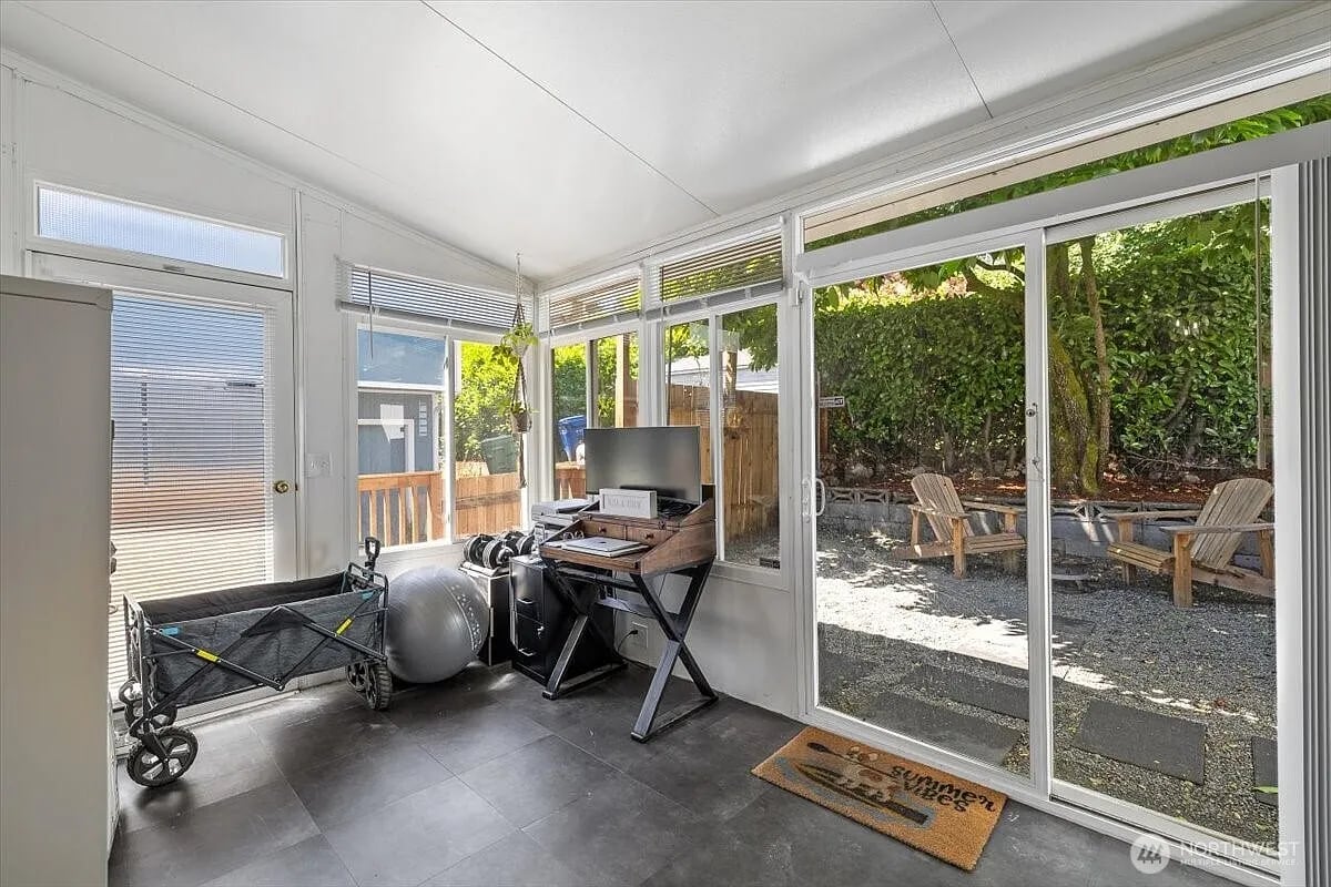 sunroom - 3311 25th Ave S