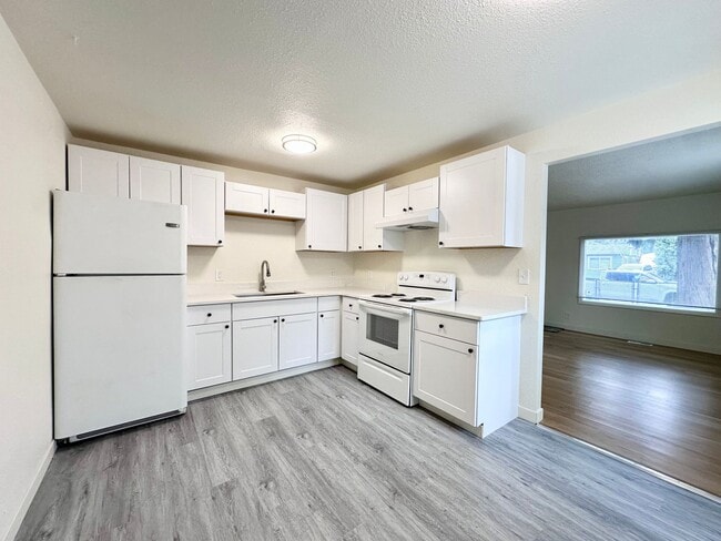 Building Photo - Remodeled 3 Bed 1 Bath Single-Family Home in Pleasant Valley/Powellhurst-Gilbert